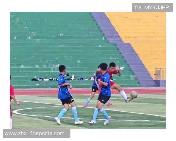 校园足球赛激情四溢学子们在绿茵场上挥洒汗水展现青春风采